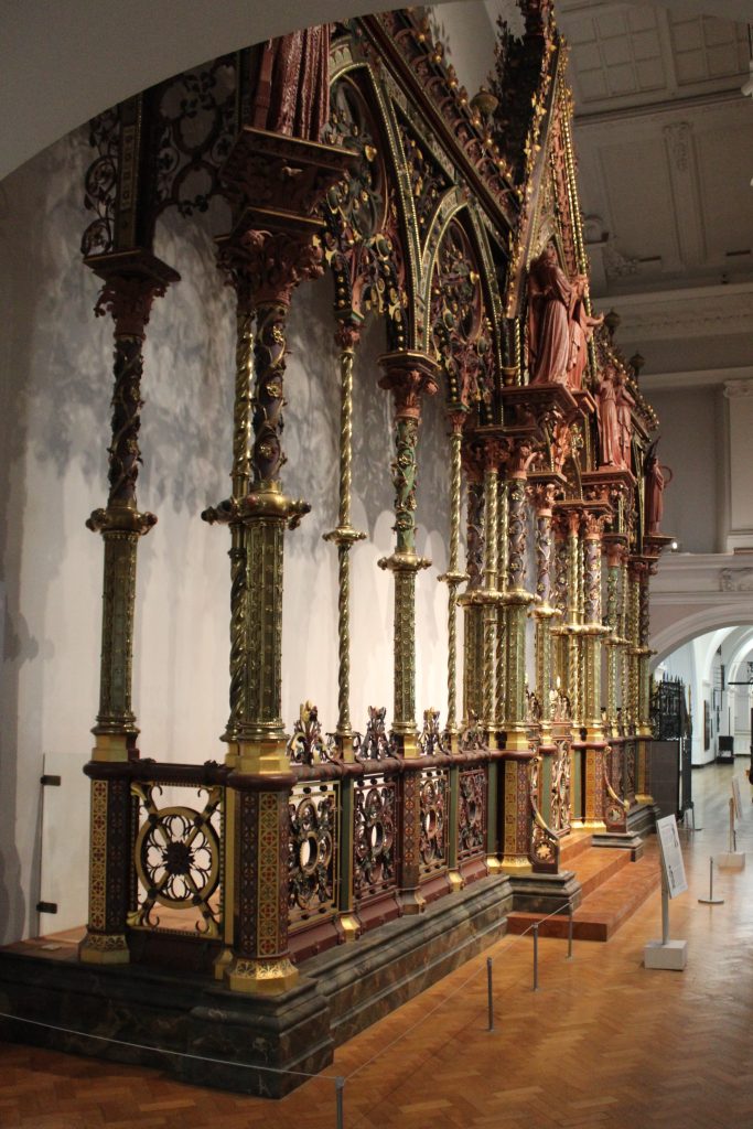 A side view of the tall Hereford Screen, with its coloured columns and figures.