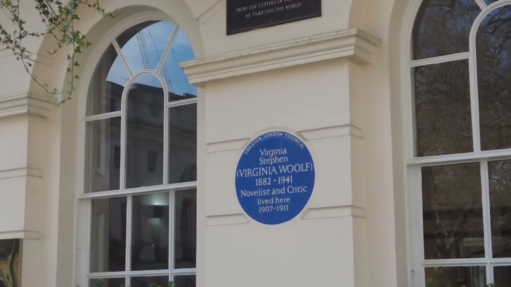 Virginia Woolf blue plaque between windows on her former Fitzroy Square home